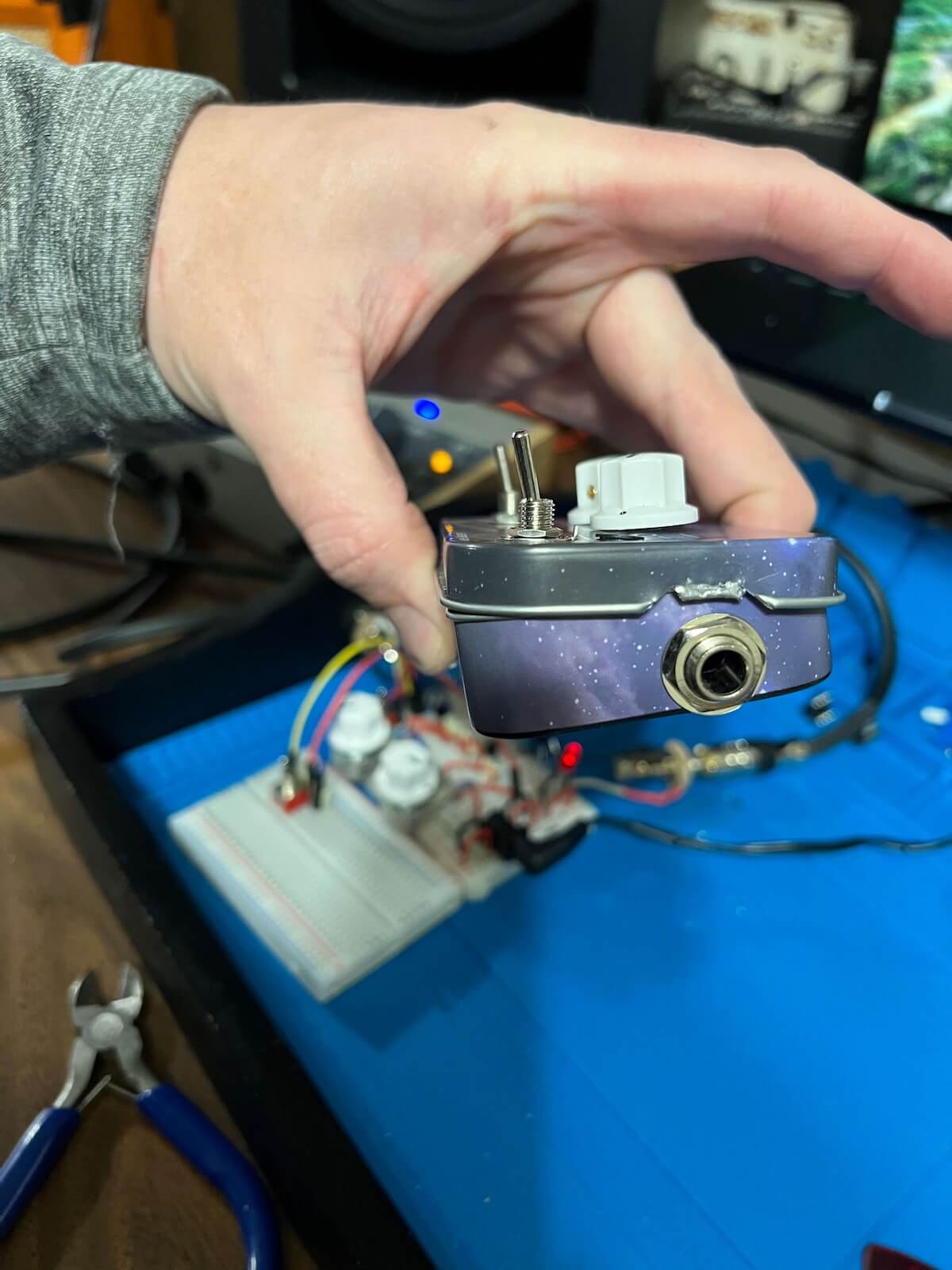 Side view of the compact tin pedal showing the quarter-inch jack and controls