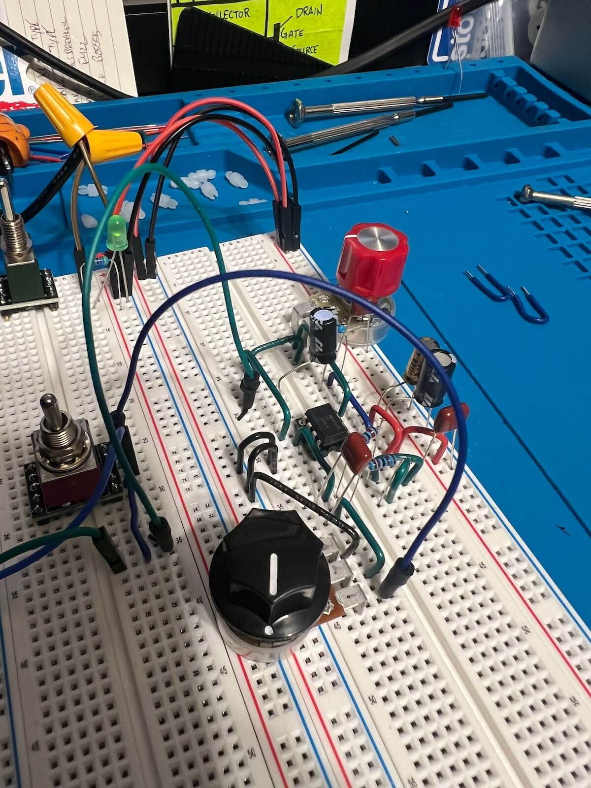 Close view of LM386 power amplifier circuit on a breadboard